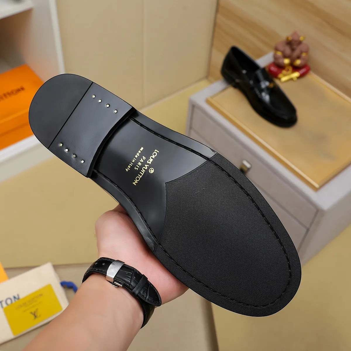 Men's shoes 460 💰 Louis Vuitton LV ® 🆕 model 🔛 full shoe counter, first layer cowhide, 🐂leather lining casual shoes for men, super soft outsole, a must-have for driving. Synchronized with the counter, original first layer cowhide, completely 1:1 mold customization 🌹 top version, color optional! Number: 38-44 (45.46 customized)